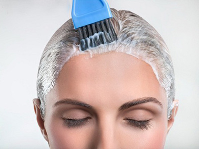 Нанесение средств для лечения волос и кожи головы